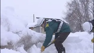 【真冬の総選挙】豪雪地で苦慮　スノーリゾート地では「立会人」の確保が課題…多くの住民が繁忙期　ポスター掲示場設置で雪かきに追われる　長野・白馬村