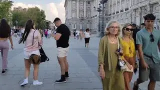 Im traveling:walk at the Royal Palace in Madrid
