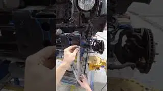 Using the frame machine to square of a #Jeep Frame #autobody #bodyshop #collision #bodywork #jeeps