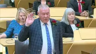 Davy Russell is sworn in to the Scottish Parliament