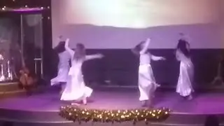 Танец на праздник в церкви