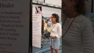 Live impressie keelchakra opening. Trance Quatum Source sessies by www.moniqueevers.nl