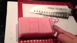 Как разрезать батончик Perfectly Posh на 48 кусочков для пробы