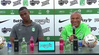 El DT William Amaral y Jayder Asprilla, luego del triunfo 2-1 ante Jaguares por #LigaBetPlayDimayor