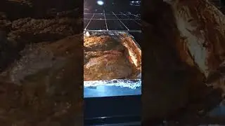Pernil de porco assado no molho de alho por&oacute; fica uma delicia