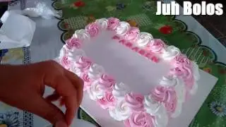 Bolo decorado com flores com o bico 1M