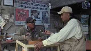 LAS ARTESANÍAS SE ESTÁN DEVALUANDO/  ARTESANÍAS CON CONCHA DE ABULON/ reportaje.