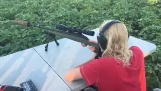 Моя дочь стреляет из винтовки 6.5 Creedmoor с глушителем на дистанции 300 ярдов.