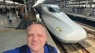 H&auml;ng med p&aring; en Japansk t&aring;gstation - Snabbt&aring;get Shinkansen Bullet train.