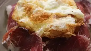 Ous estrellats amb patates i pernil ib&egrave;ric