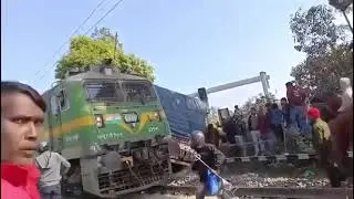 Train Accident today 😲😲 || Railway Accident || Railway Gate crossing 
