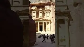 Al Khazneh ( the treasury) in Petra, Jordan 🇯🇴. the view from the Siq( the corridor) #petra #jordan