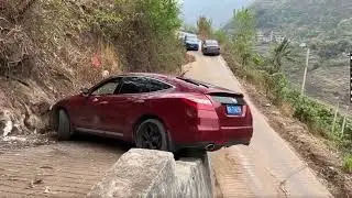 Incredible Driving Skills: U-turning on the edge of a cliff