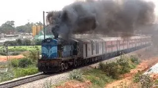 SMOKE EXPLOSION KTE WDM2 INDORE YESVANTPUR EXPRESS (09308)