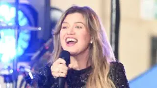 Unpleasant career start: Kelly Clarkson reveals ex-manager advised her to have breast surgery