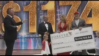 Rolf Kipp erhält den Chairmans Bonus 2017  bei der Forever Global Rally in Dubai