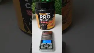 Bombbar Pro Casein - мерная ложка, взвешиваю содержимое