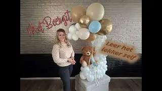 Ballonuitleg beer op wolk met een tros ballonnen.