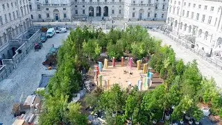 Es Devlin&rsquo;s &lsquo;Forest for Change&rsquo; overtakes Somerset House courtyard at the London Design Biennale