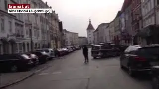 Mann ging mitten am Welser Stadtplatz mit Axt auf Polizisten los
