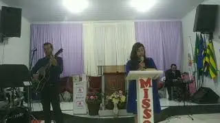 Missionária Suelainy machado louvando os hinos da harpa cristã 