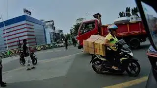 jalur kapuk udah biasa macetnya ampunn..#motovlog #ojol #jalananmacet