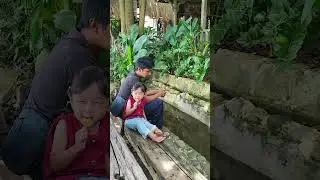 lihat ikan kecil sambil makan permen lolypop