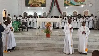 RETOUR EN IMAGE DE LA PASSATION DES CORDONS DES SERVANTS D'AUTEL DE LA PAROISSE CHRIST - ROI