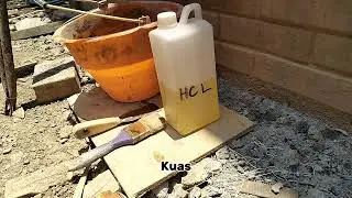 Membersihkan kerak sisa semen pada permukaan dinding bata.