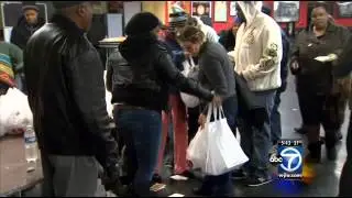 Marion Barry hands out thousands of turkeys