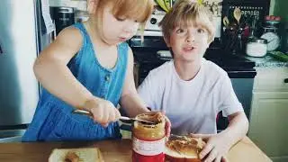 Kids make peanut butter and jelly sandwiches