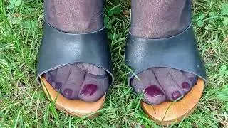 MILF CLOGS im Garten. Hoffentlich halten es die S&ouml;ckchen aus .