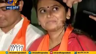 Hardik Patel's key aides Varun Patel and Reshma Patel join BJP