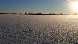 -28 graden alles is bevroren. de watervoorziening is bevroren ik draag water naar huis van de rivier