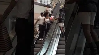 ЛУЧШИЕ РОЗЫГРЫШИ НА ЭСКАЛАТОРЕ 😂