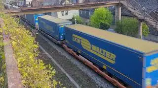 Bahn Video aus dem Rheintal :Container Zug passiert die Altstadt von St. Goarshausen in Ri Koblenz