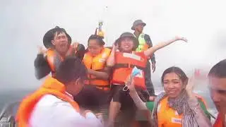 Chiến sỹ đảo c&ugrave;ng c&acirc;y phong ba h&aacute;t. S&aacute;ng t&aacute;c Nguyễn Đồng