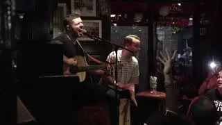 U2 live in der Temple Bar, Dublin