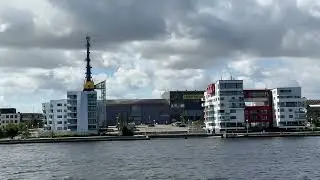 Rostock Hafencity / Rostocker Stadthafen mit Wohnh&auml;usern am Wasser und Uferpromenade an der Warnow