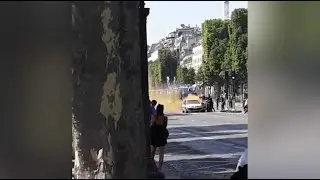 Champs-Élysées: Une vidéo montre l'assaillant extirpé de sa voiture