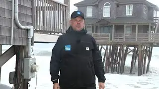Волны и ветер от Умберто и Имельды вывозят дома в Бакстоне, Северная Каролина