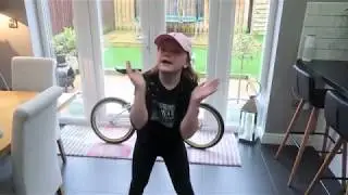 LEARN THE BOOM FLOSS WITH ELLIE