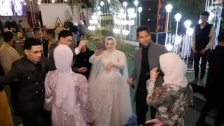 الدنيا اتقلبت لما فجأنا صحابنا فى فرحهم وغنينا 😂😂شوفو خفه دم العرسان 😂😂♥️