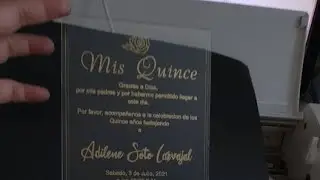 Invitacion En Acrilico Con Foil Dorado.