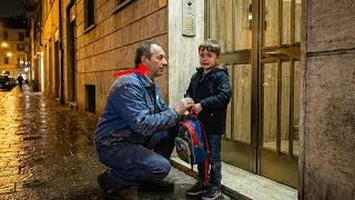 Un padre single portinaio aiutò un bambino perso davanti al palazzo — Senza sapere cosa succederà.
