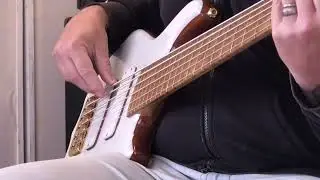 Unicornbass Artist custom 6 first play by Patric H&auml;ljestig. Unboxing.