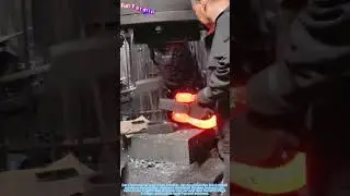 Die Kunst des Metallschmiedens: Formung von Barren mit einem Drucklufthammer