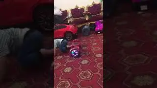 Safroot is afraid 😱 | مانو يلعب بالاسكوتر