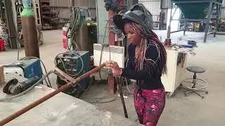 Femme entreprenante comment faire des soudures