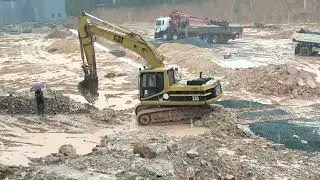 Excavator working in the rain 🌧️#heavyconstruction